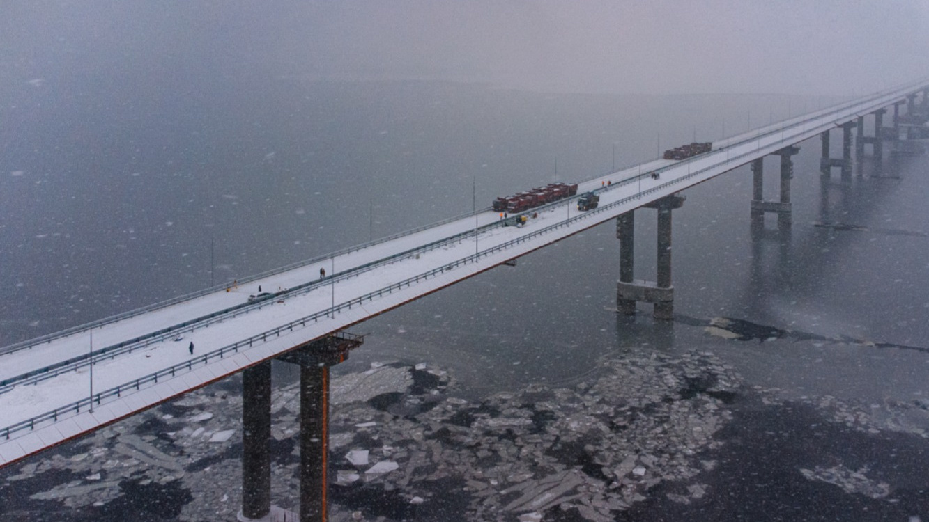 В Татарстане испытали на прочность мост через Волгу на <nobr class="_">М-12</nobr>. Как это было?