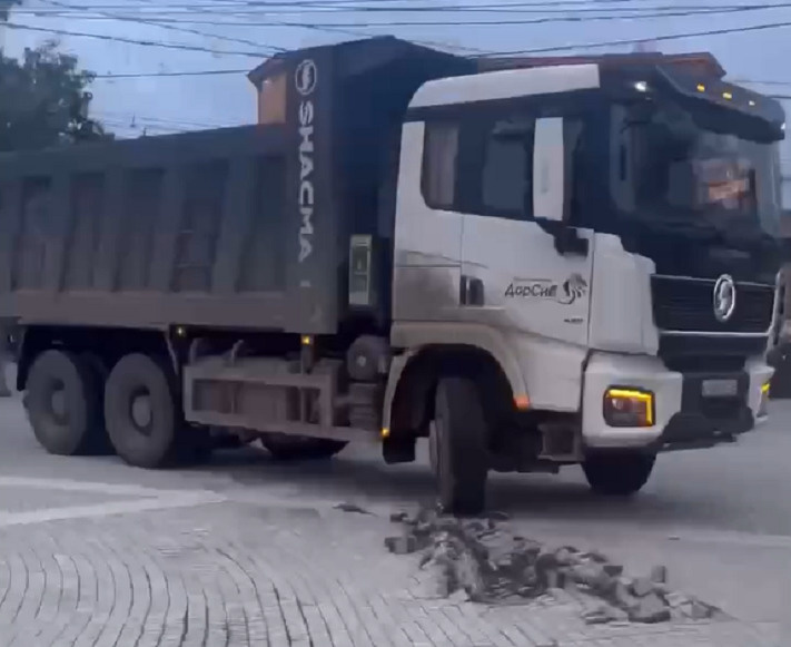 Грузовик заехал на тротуар в Первомайском сквере — видео, как из-под его колеса поднимается плитка