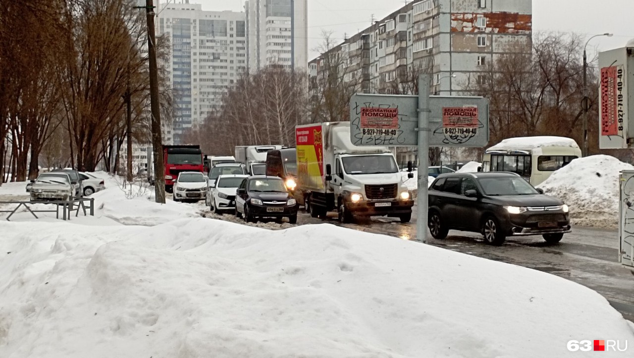 Пробки на дорогах в самаре сейчас. Дорожная пробка. Пробки фото. Пробка из машин. Затор на дороге.