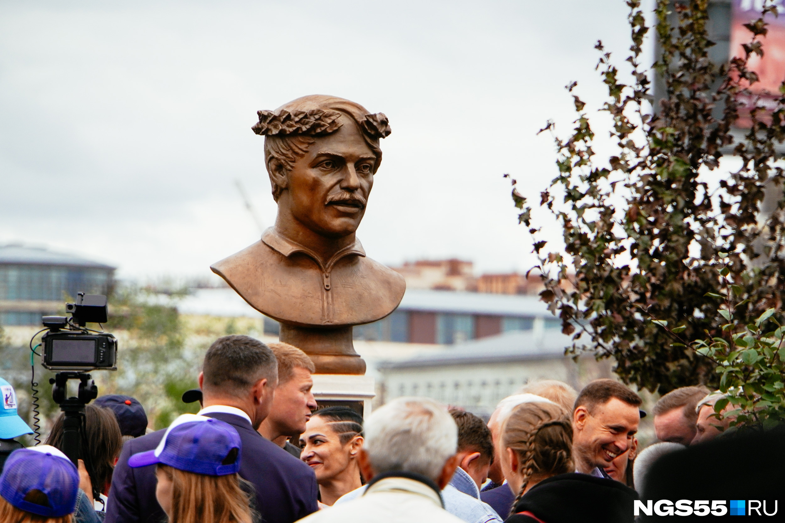 А этот бюст посвящен чемпиону Игр XX Олимпиады в Мюнхене Ивану Дворному А этот бюст посвящен чемпиону Игр XX Олимпиады в Мюнхене Ивану Дворному