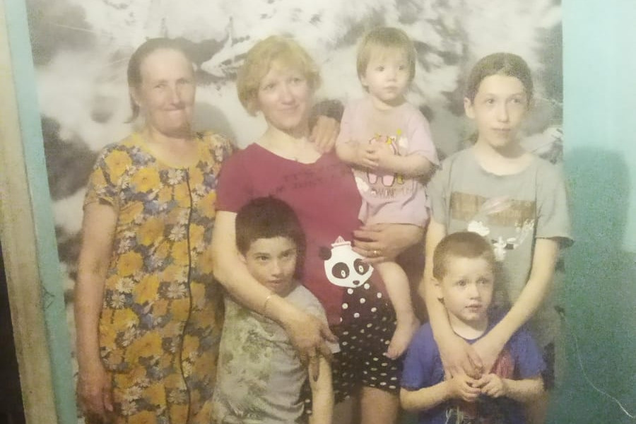 На фото — Ольга с мамой и детьми. Старшая дочь и старший сын уже школьники