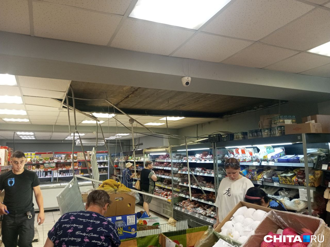 Потолок обвалился на женщину в продуктовом магазине в Чите