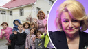 «Меня поразило: 12 детей лишены пособий». Депутат Госдумы — об абсурдном случае с семьей, которой миллионер подарил дом