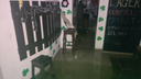 «Я к такому был не готов, честно»: в центре Кургана затопило подвалы домов, бар и магазин