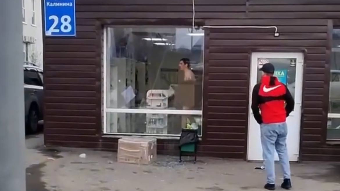 Голый мужчина разнес аптеку в Мурманске: психотерапевт объясняет такое поведение по весне