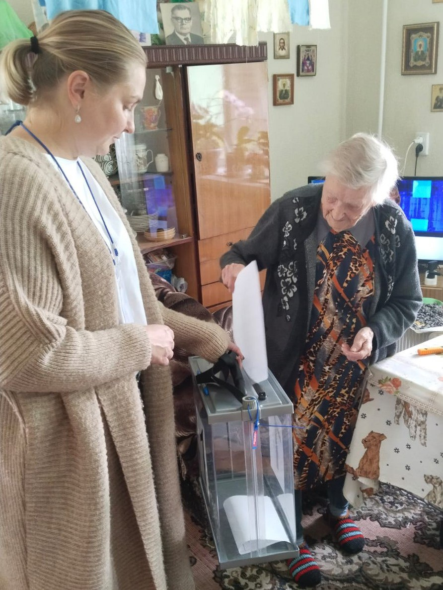 100-летняя Екатерина Семеновна Седечкина проголосовала на дому