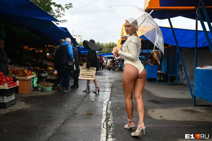 На улицах Екатеринбурга всё чаще замечают полуголых моделей: что об этом думают горожане
