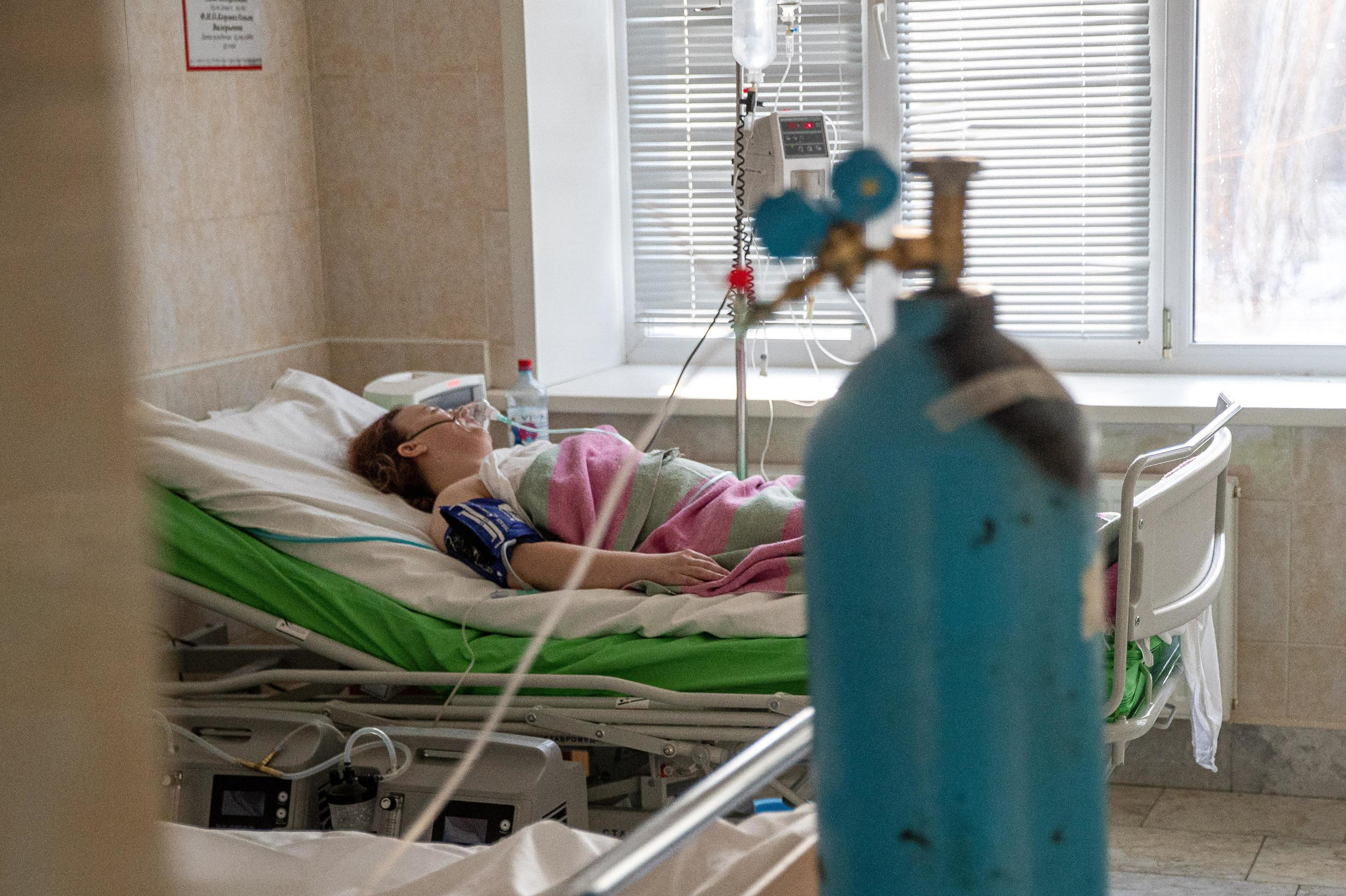 По словам пульмонолога Сергея Авдеева, в отличие от 2020 года сейчас больницы хорошо оснащены необходимым для лечения коронавируса оборудованием