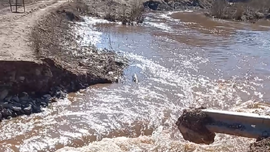 Жители села под Ильинским заявили, что паводок смыл мост через реку, но чиновники утверждают, что всё было не так
