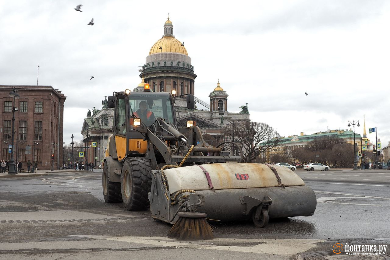 Фото: Как моют улицы Петербурга весной - 26 марта 2024 - ФОНТАНКА.ру