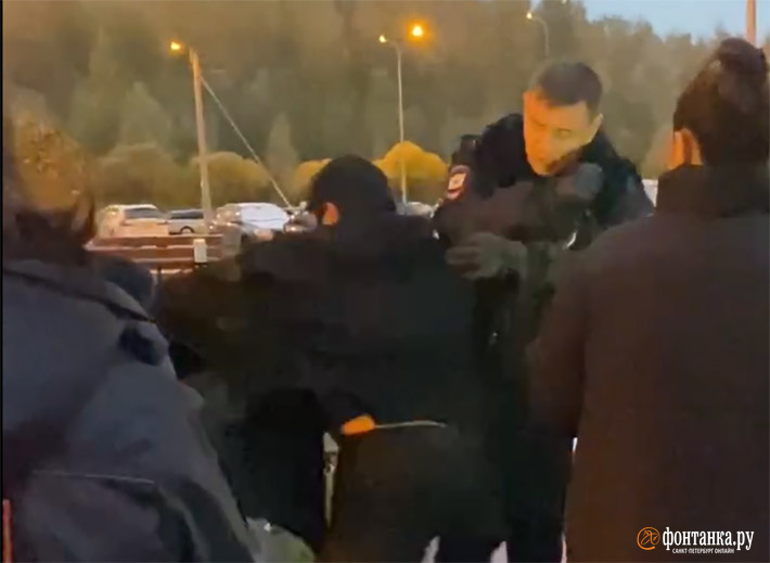 Упитанный девятиклассник распылил баллончик на улице Маршала Захарова, а затем брыкался в руках у полиции