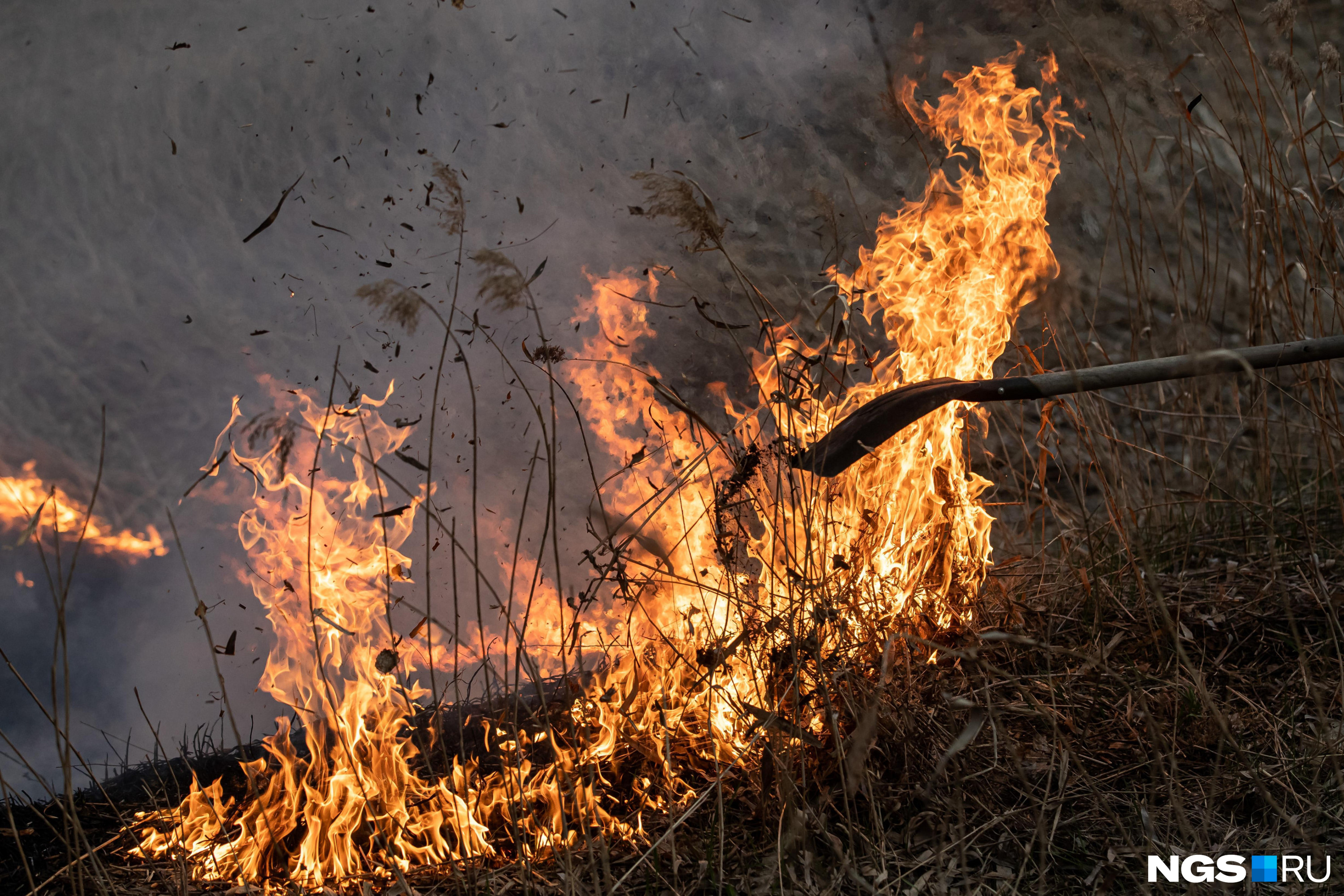 Ночная опашка помогла спасти от лесного пожара село в Забайкалье