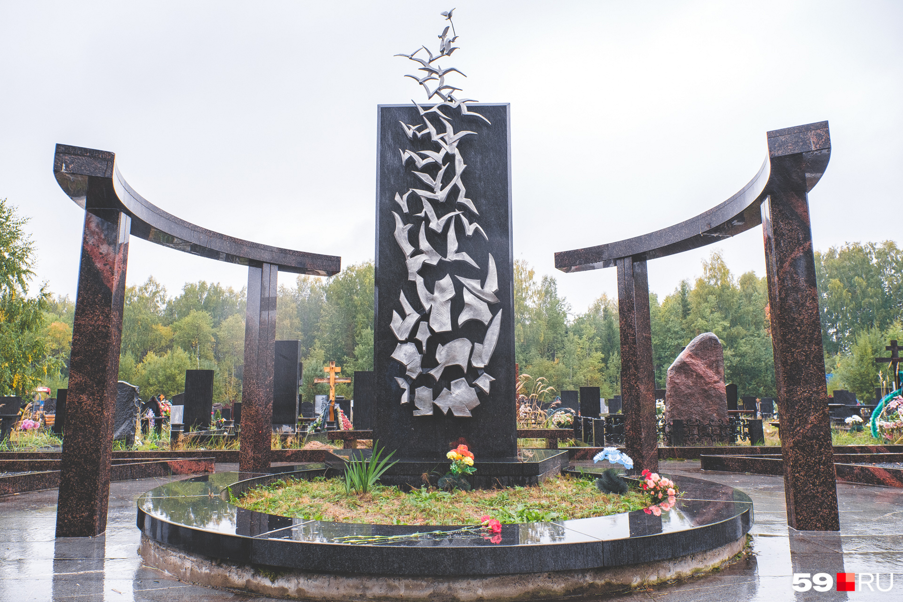 На Северном кладбище установлена стела в память о жертвах. Обломки самолета здесь превращаются в птиц, стремящихся в небо