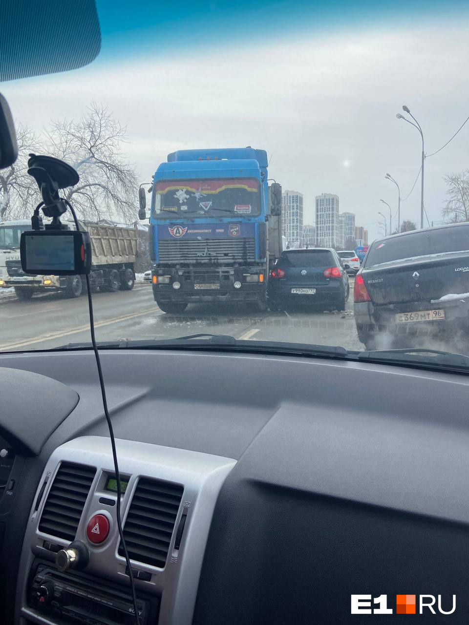 Одну из главных улиц Екатеринбурга внезапно перегородила фура. Водители встали в пробку