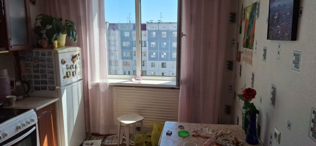 В Барнауле ребенок едва не выпал с 9-го этажа. Его спасли полицейские