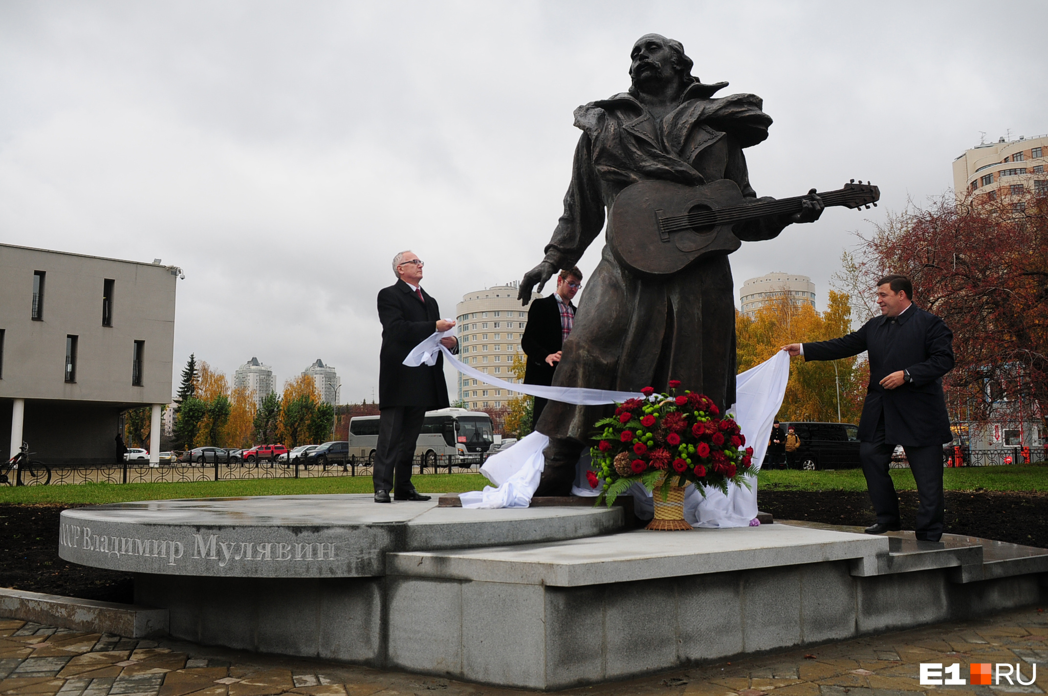 Монумент появился в честь 45-летия белорусского ансамбля «Песняры»