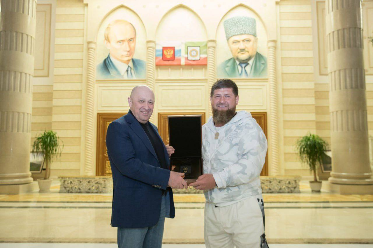 В один из визитов Пригожин вручил Кадырову золотую медаль «Вагнера» «За особые заслуги»