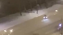 «Влетают в снежные кучи, допускают заносы»: дрифтеры устроили заезды по одной из центральных улиц Челябинска