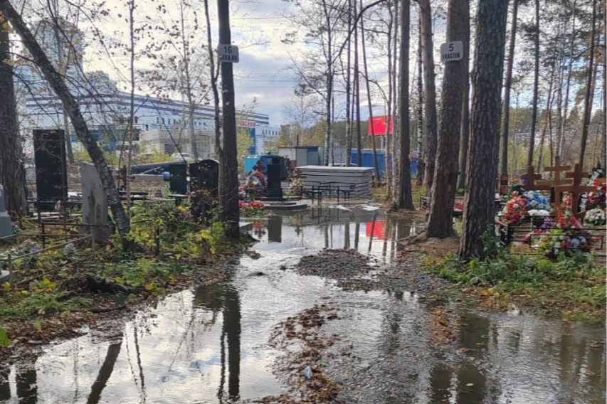 «Могилы размывает». В Екатеринбурге затопило кладбище из-за прорыва трубы