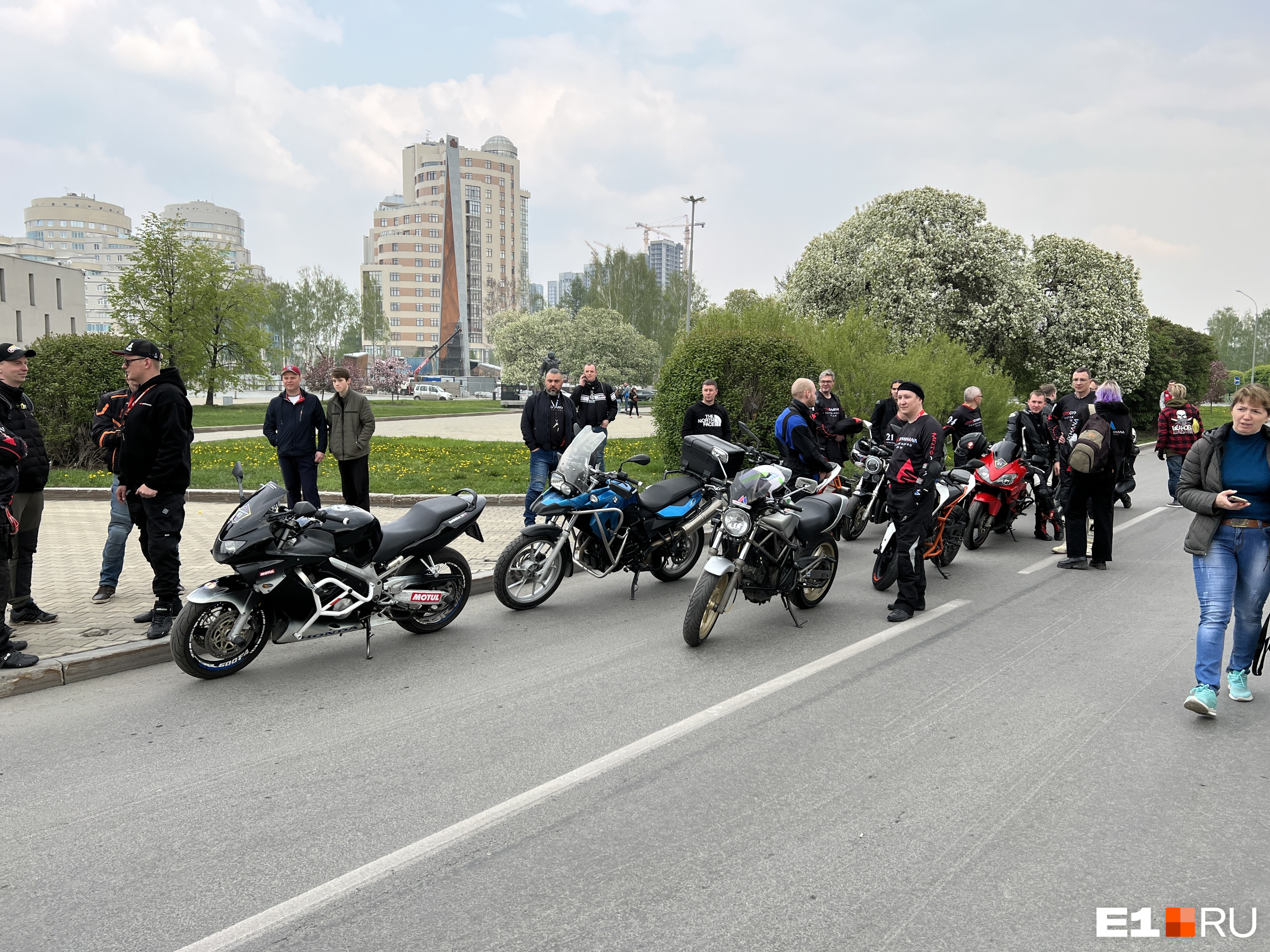 Байкеры заполонили Екатеринбург: 18 фото с ревущими моторами и брутальными водителями