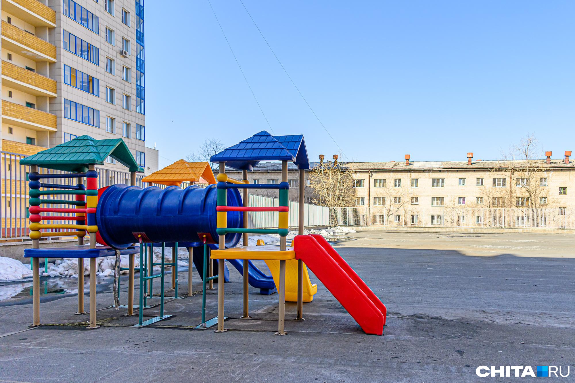 Ребенка скинули с горки на детской площадке в школе Молодежного в Иркутском  районе - 7 мая 2023 - ircity.ru