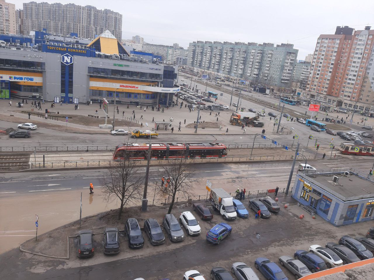 Фото: Локализовано вытекание воды на проспекте Энгельса в Петербурге - 7  марта 2024 - ФОНТАНКА.ру