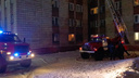 «Эвакуировали 3 человека»: под Новосибирском произошел пожар в многоэтажном доме — фото с места