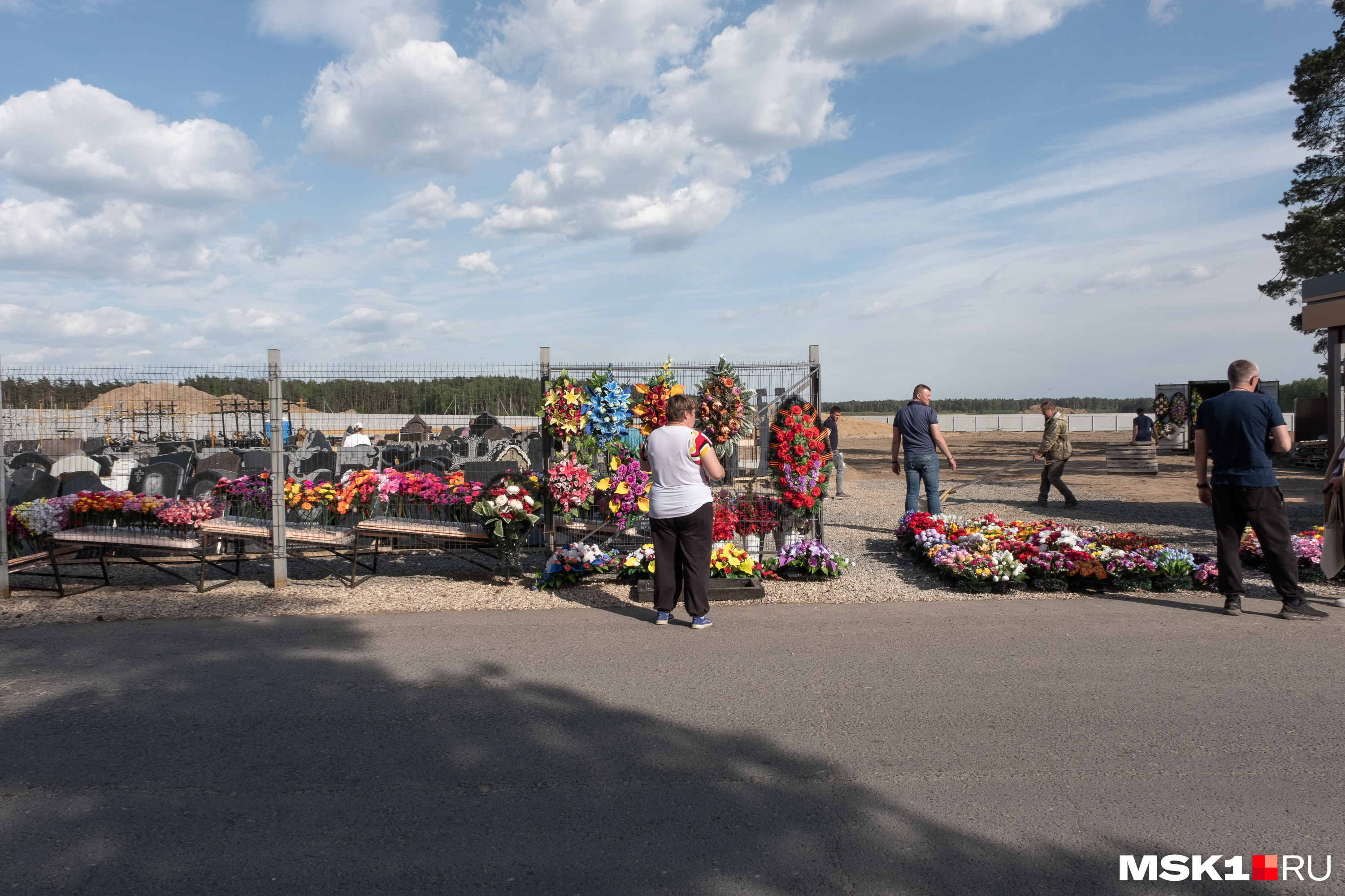 Рядом с кладбищем находится палатка, где продают живые цветы, а также рабочие устанавливают надгробия