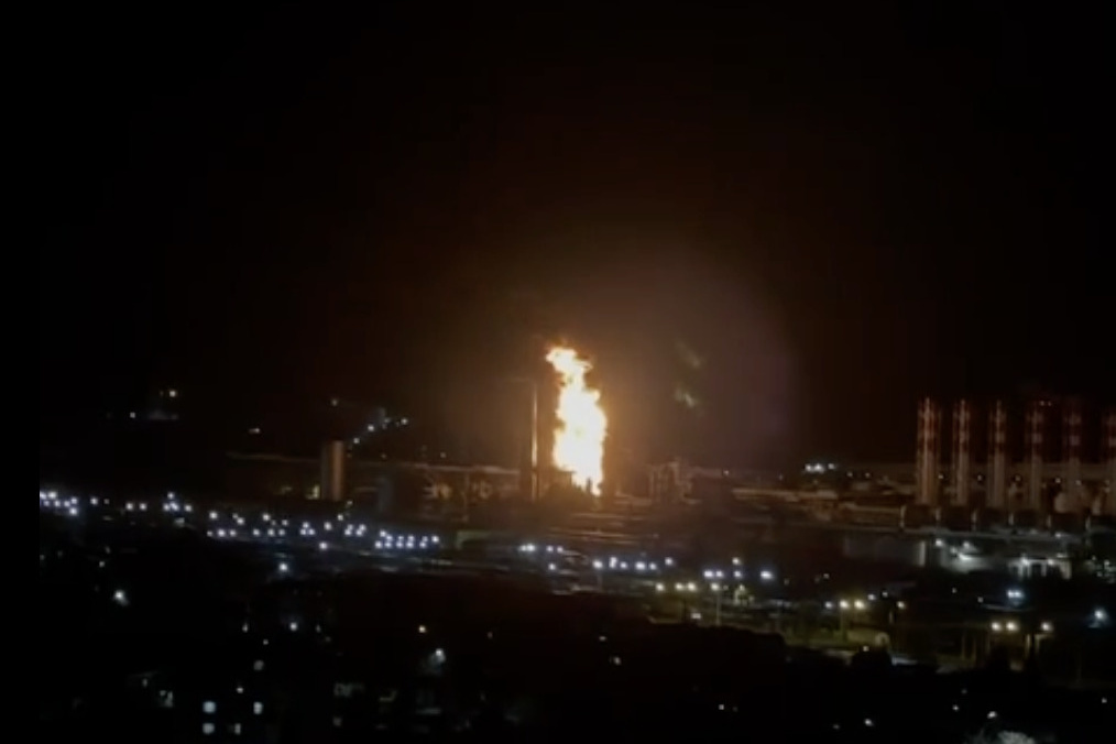 Поджег бассейн. Поджог ног. Тушим пожар ногами. Пожар gif. Поджог ног.