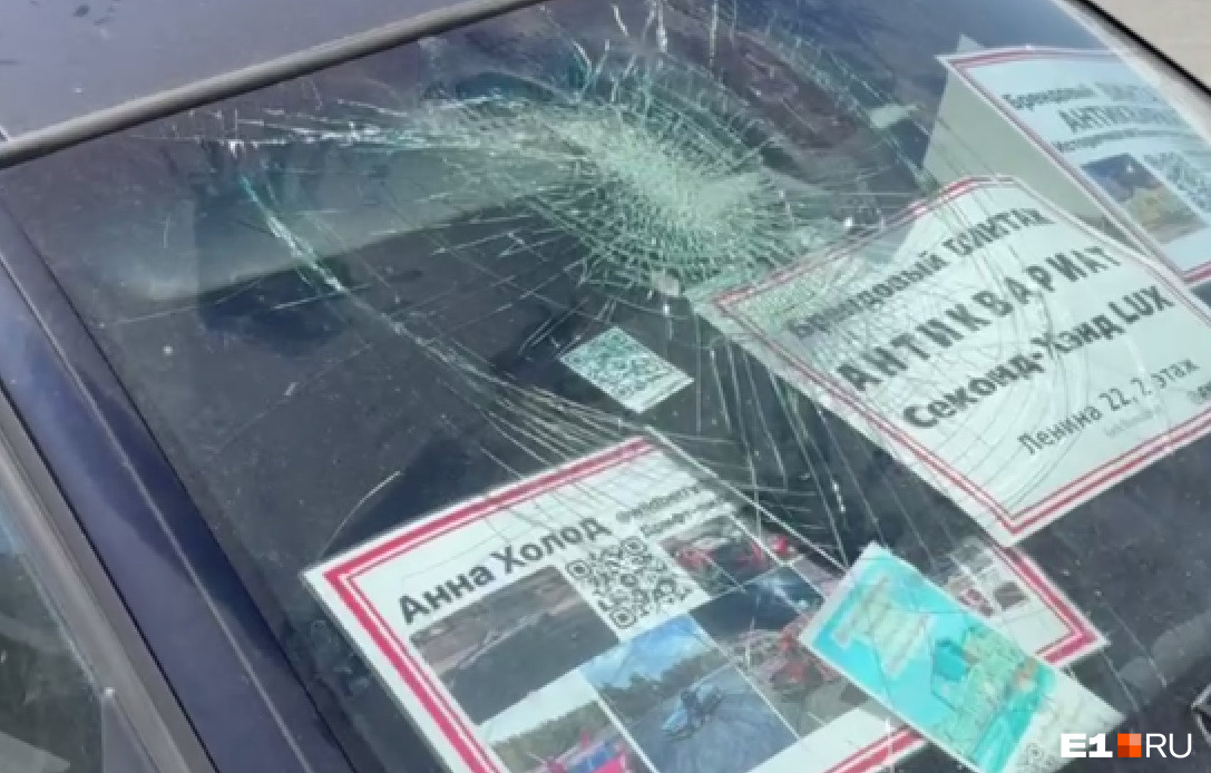 В центре Екатеринбурга вандал уничтожил черный рекламный BMW