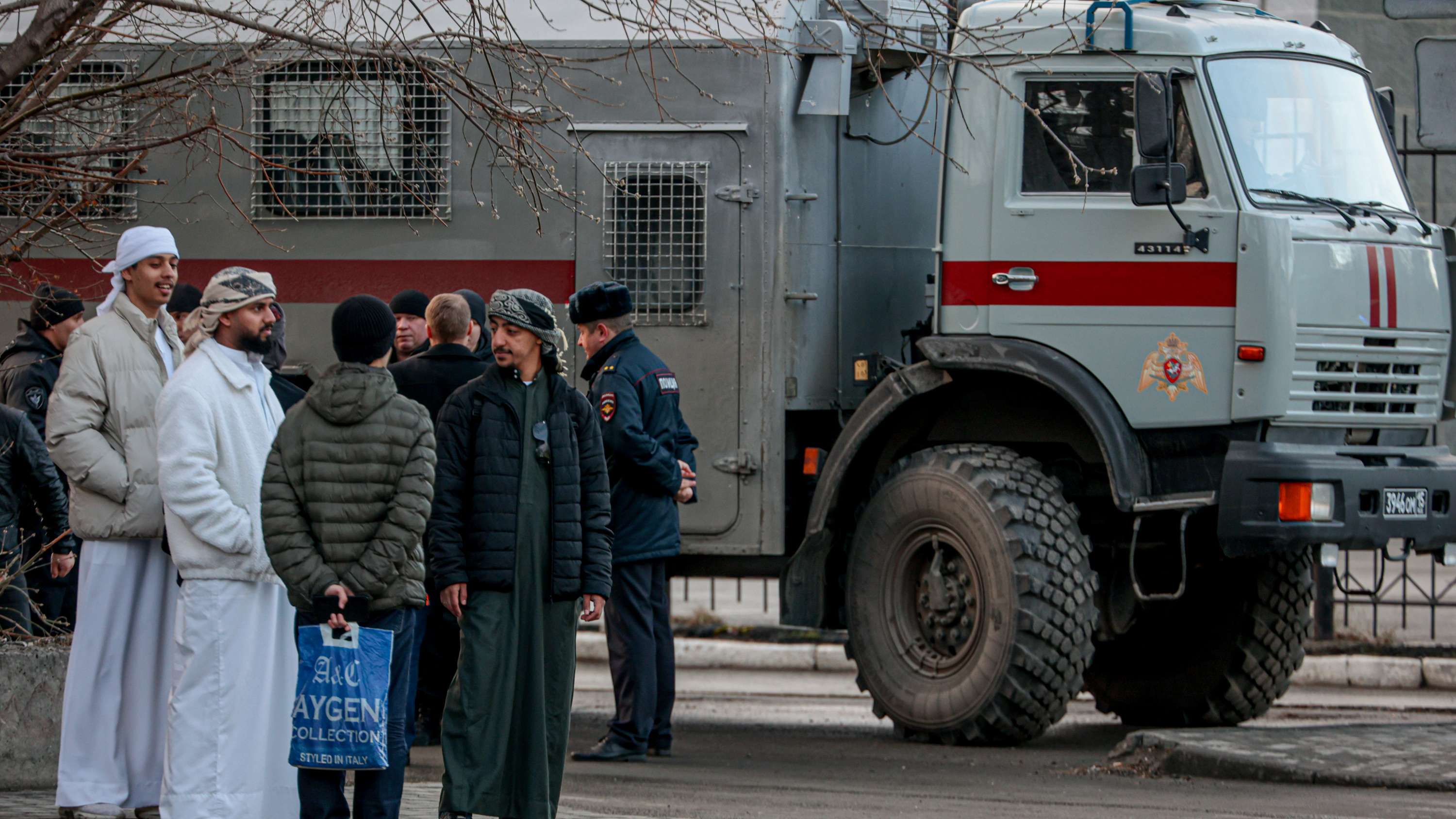 Мусульмане отметили Ураза-байрам в Челябинске возле автозаков и под присмотром силовиков с оружием — репортаж