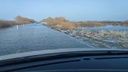 Многометровый перелив талых вод: реверсивное движение ввели на трассе под Новосибирском из-за паводка — видео
