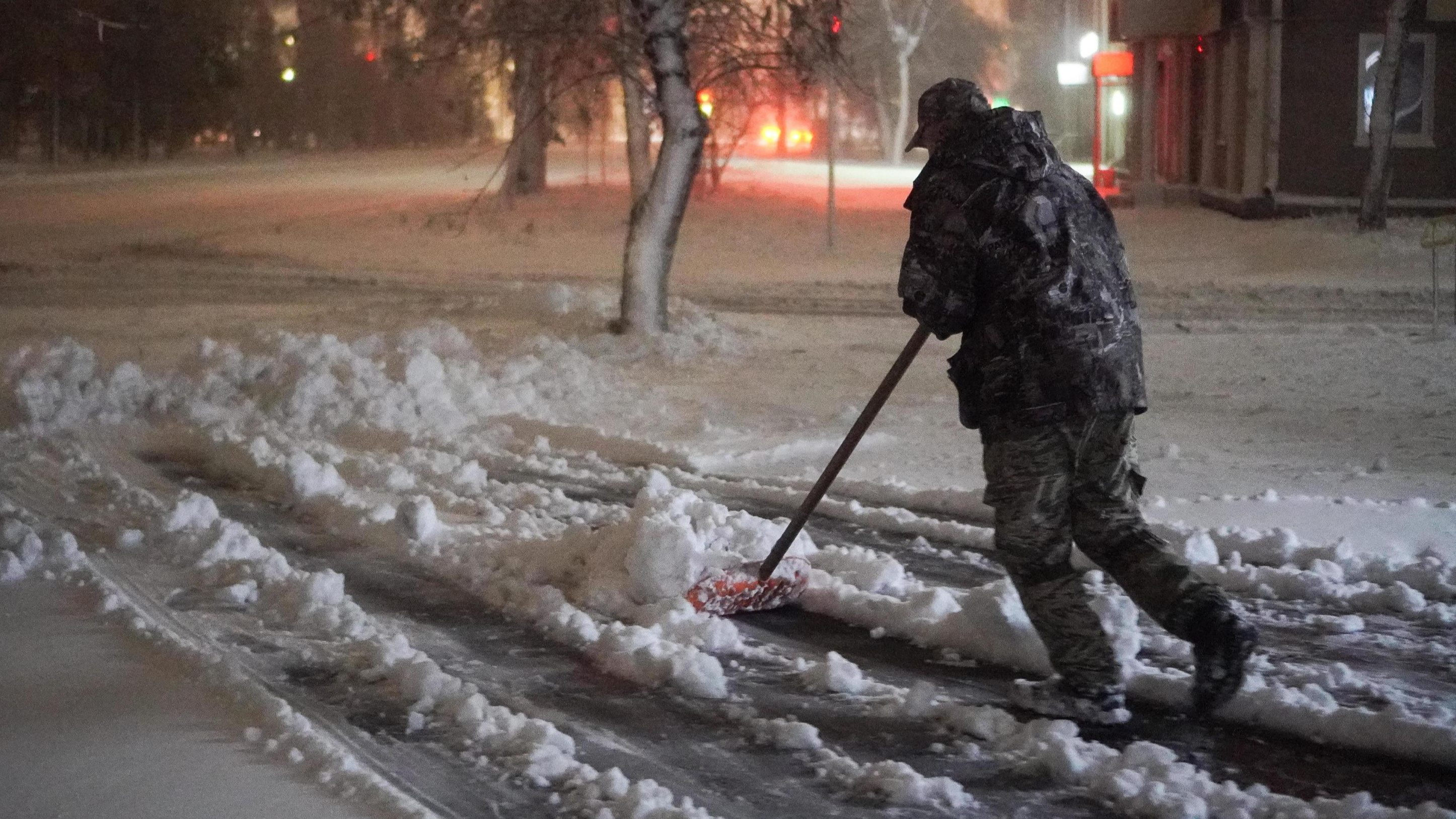 В Омске на уборку снега отправят в четыре раза больше уголовников