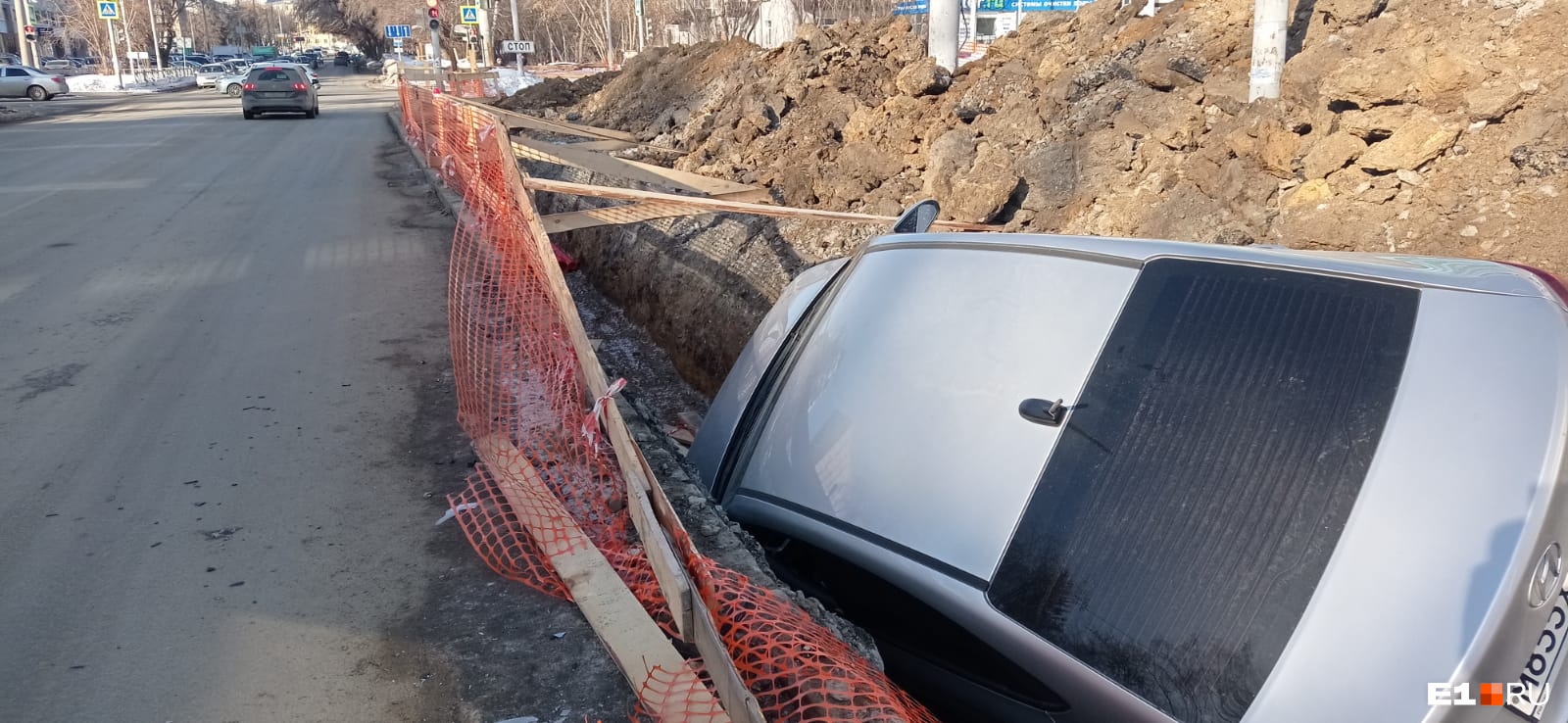 В Екатеринбурге водитель-торопыга отправил встречную легковушку в канаву: видео аварии