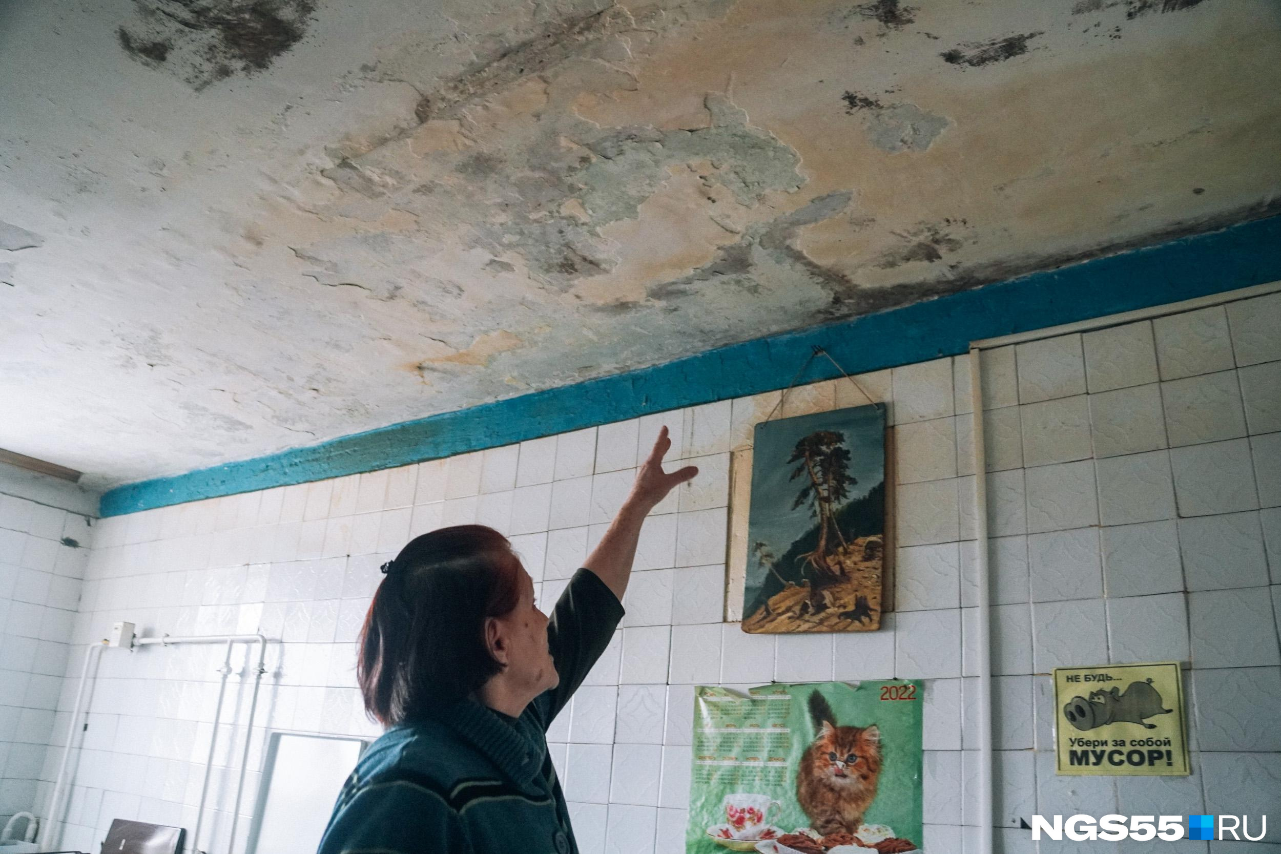 В Кемерове во время ремонта крыши дома затопило жителей верхнего этажа: кто будет возмещать ущерб?