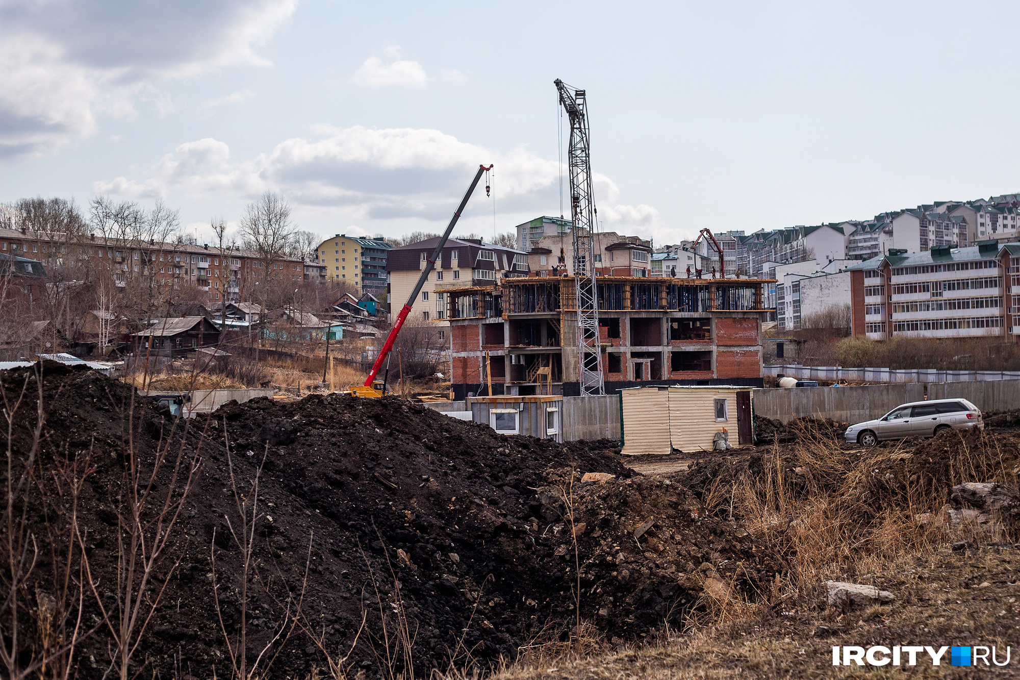 Возле стройплощадки появились кучи грунта Возле стройплощадки появились кучи грунта