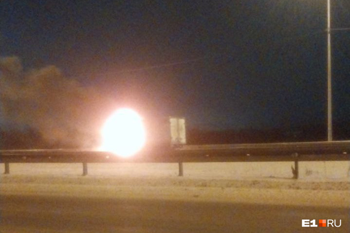 «Возможен взрыв газа»: под Екатеринбургом загорелся хлебовоз. Видео