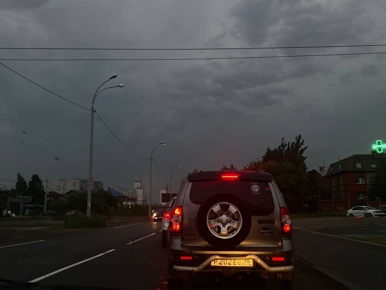 «Наступила темнота, как ночью»: на Екатеринбург надвигается шторм