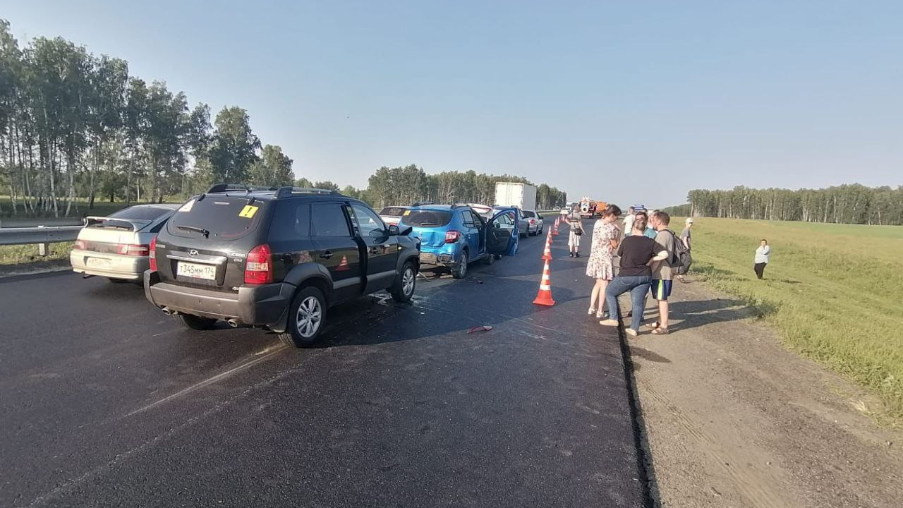 На трассе М-5 в Челябинской области столкнулись шесть машин