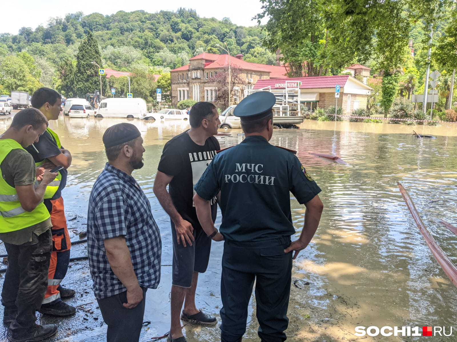 Воду откачивают спецустановками