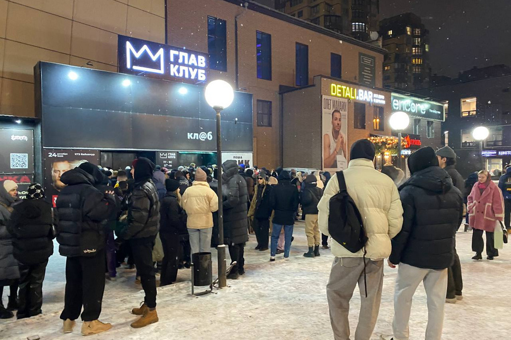 Женщина пилит мужчину. Почта человек бензопила. Баба пилит мужика. Дрова приколы. Пилить мужа.