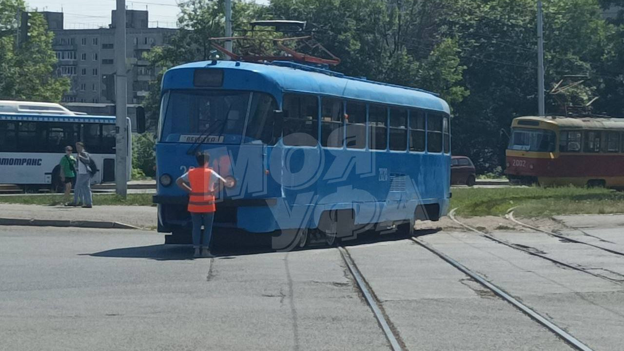 В Уфе московский трамвай сошел с рельсов. Это второй инцидент с участием транспорта из Москвы