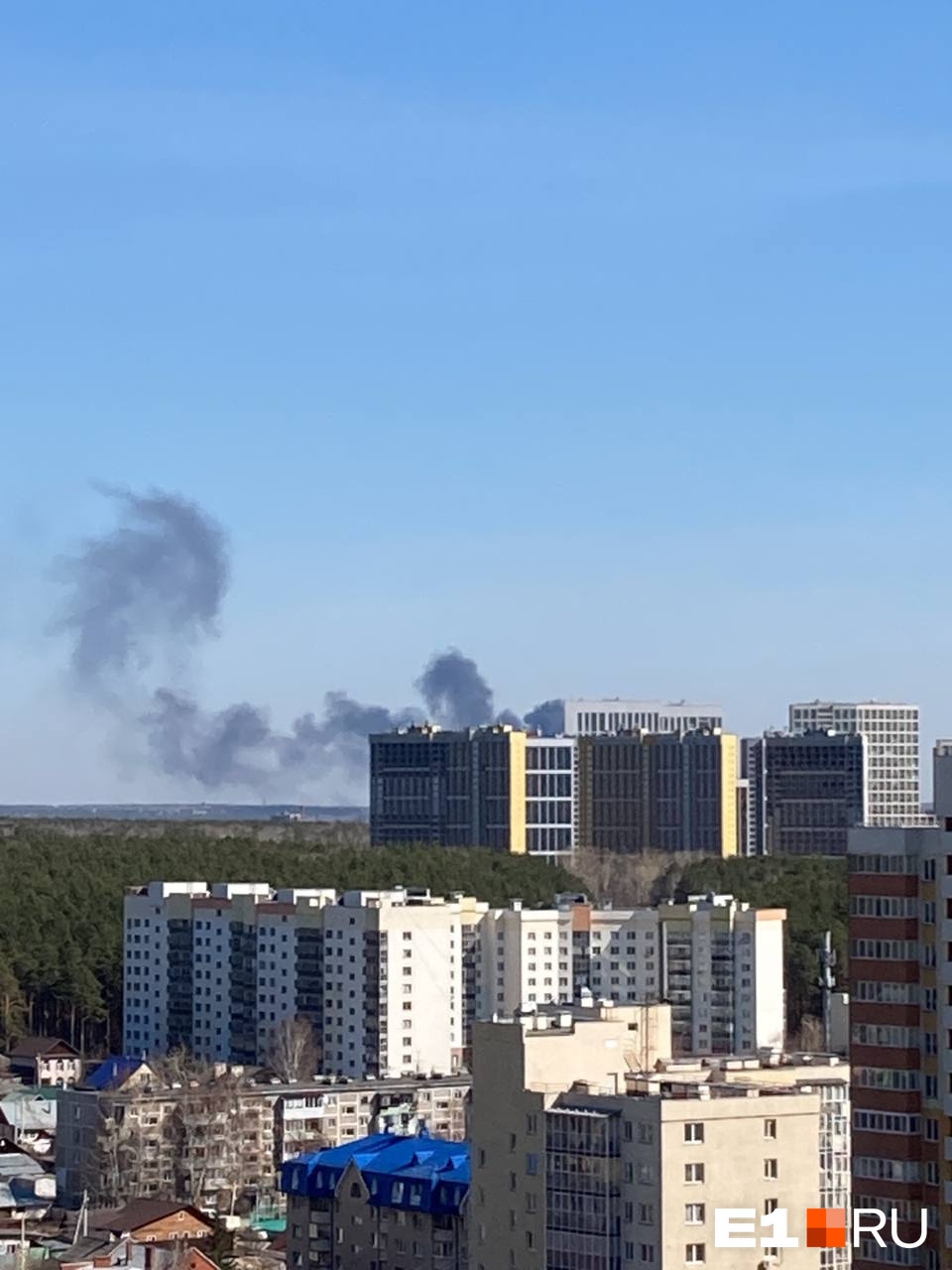 Где пожар в екатеринбурге. Пожар в Екатеринбурге 12 января 2021. Пожар в академическом Екатеринбург. Пожар Екатеринбург сейчас. Пожар Рассветная 7 в Екатеринбурге.