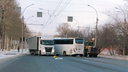«Большегруз хотел развернуться»: фура и автобус из Толмачево перегородили дорогу на Станционной
