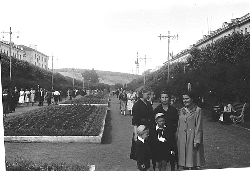 Фото сделано между 1951–1959 годами, вид от проспекта Советского