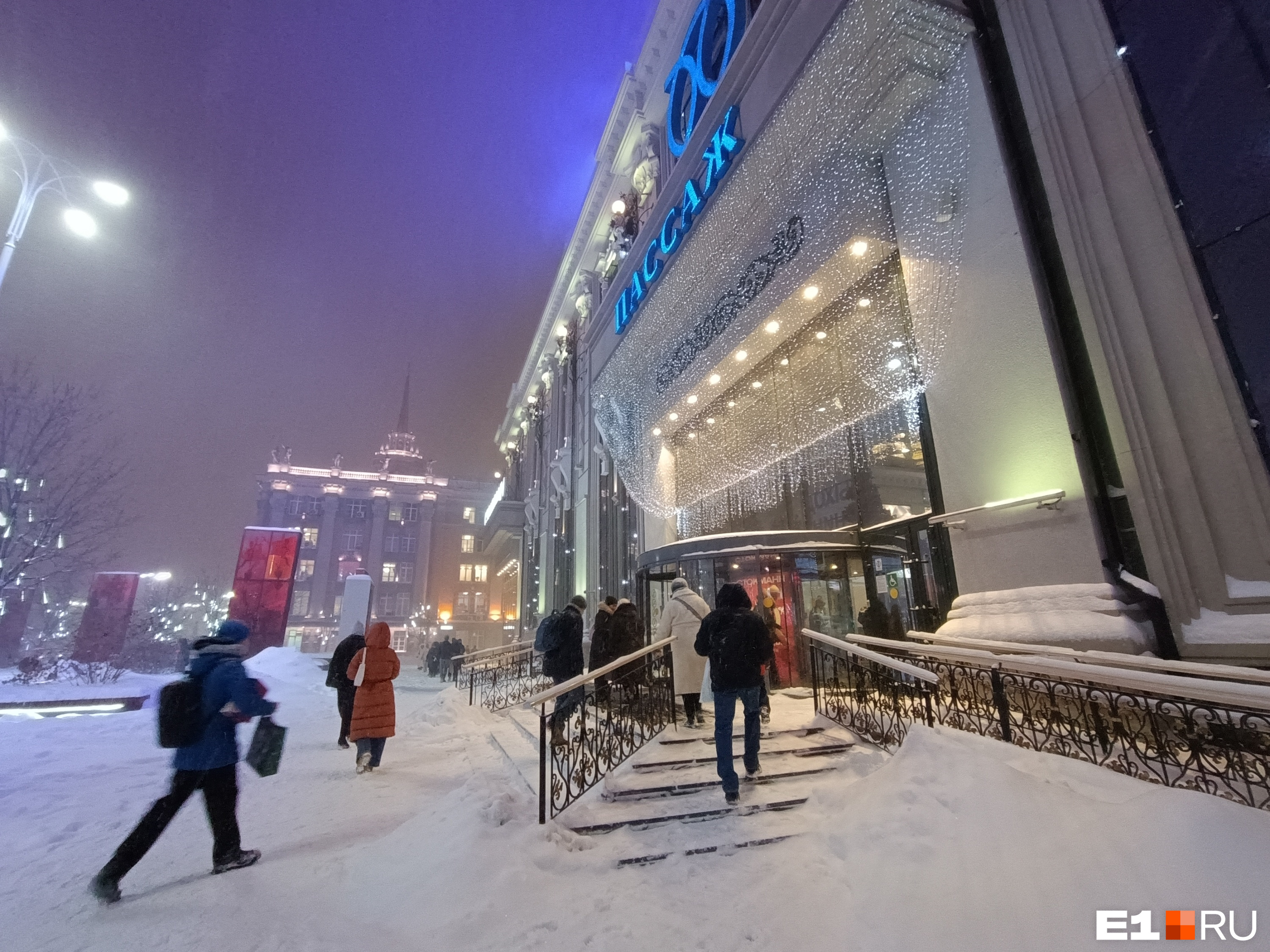 Все стоят в пробках: торговые центры Екатеринбурга опустели как во время пандемии