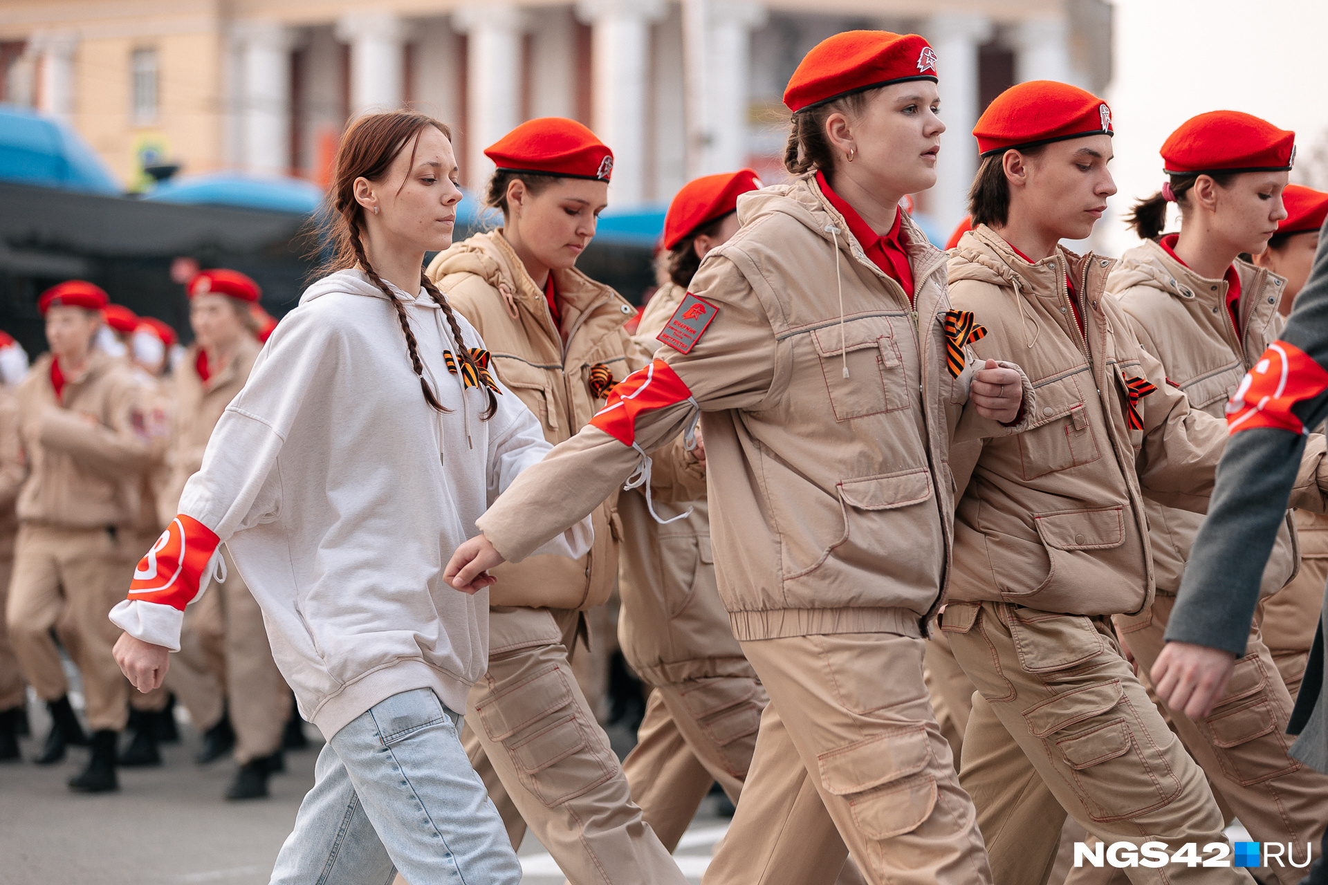 Будет ли парад 9 в москве. Девушки на параде. Девушки на параде Победы. Девушки на параде 9 мая. На 9 мая одежда парад для девушек.