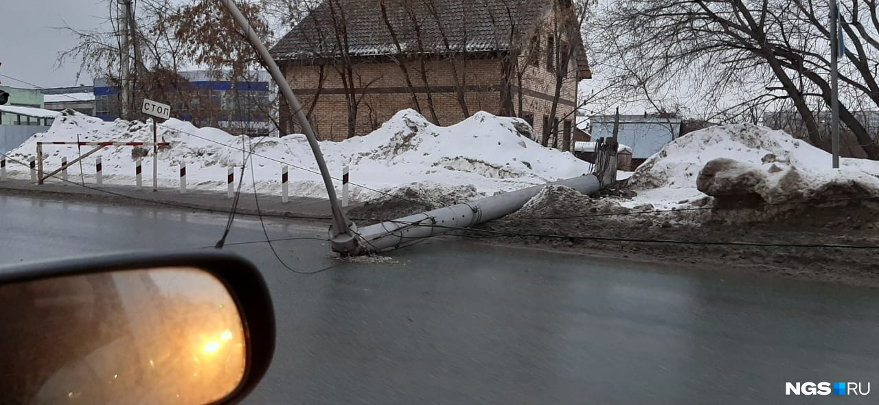 Из-за падения столба оборвались провода на Станционной в Новосибирске: на левобережье образовалась пробка