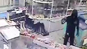 19-летний сибиряк надел балаклаву и ворвался с пистолетом в магазин — видео нападения