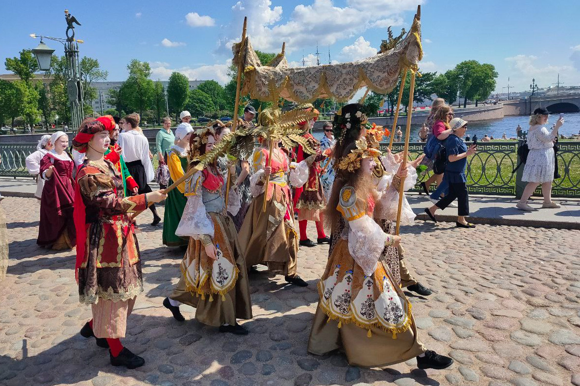 Карнавал и уличные представления на фестивале «Град Петров» в  Петропавловской крепости - 2 июня 2023 - ФОНТАНКА.ру